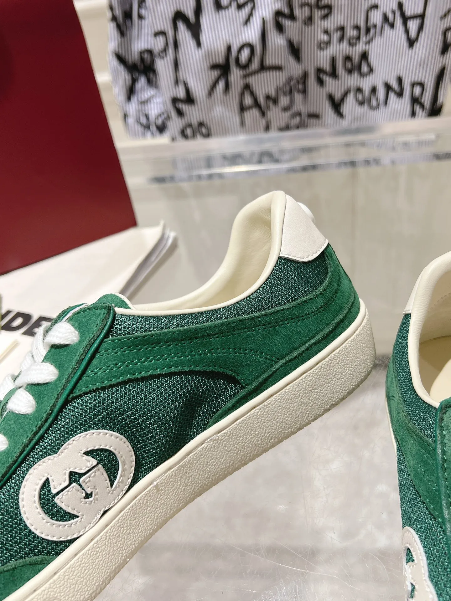 👟👟Ex-factory price 540👟👟Men's size +10 New upgraded version🔥Gucci 2024 new white shoes casual shoes hot recommendation, original TPU soles, original fabrics, original sheepskin lining sheepskin feet🔥Original cover craftsmanship is reproduced one to one! The pursuit of ultimate comfort! 🔥🔥 [Love] Fabric: Imported cow suede + mesh [Love] Packing: Counter-matched red shoe box ➕ Aviation airplane box [Love] Code number: 35-45
